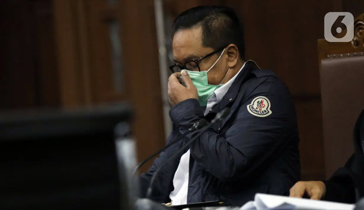 Terdakwa kasus dugaan suap penghapusan red notice atas nama Djoko S Tjandra, Brigjen (Pol) Prasetijo Utomo saat menjalani sidang lanjutan di Pengadilan Tipikor Jakarta, Senin (7/12/2020). Sidang menyimak keterangan saksi-saksi. (Liputan6.comHelmi Fithriansyah)
