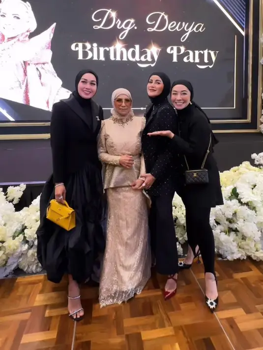 Olla Ramlan memancarkan kesan glamor dengan setelan blazer hitam beraksen bling-bling. Tampilannya menjadi bukti bahwa gaya formal dapat dipadukan dengan sentuhan modern yang berkilauan, membuatnya terlihat mencuri perhatian di setiap sudut. [@ollaramlan].