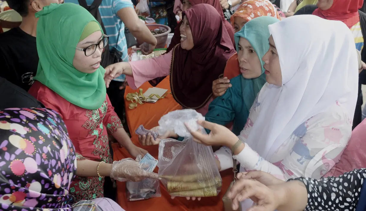 Para pengunjung antusias membeli kue celorot yang merupakan makanan khas dari pulau tidung dalam acara "Tidung Festival 2015", Kepulauan Seribu, Jakarta, Sabtu (7/3/2015). (Liputan6.com/Andrian M Tunay)