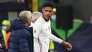 Pertahanan Prancis harus berkurang kekuatannya setelah Les Bleus terpaksa menarik Raphael Varane pada menit ke-43. Ia digantikan oleh Upamecano akibat cedera. (AFP/Franck Fife)