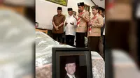 Jokowi bertakziah ke rumah mantan Menkop dan UKM Adi Sasono (Setpres)