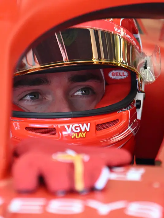 Pembalap Monegasque Ferrari, Charles Leclerc bersiap untuk sesi latihan pertama Grand Prix Formula1 Bahrain di Sirkuit Internasional Bahrain, Sakhir pada 29 Februari 2024. (ANDREJ ISAKOVIC/AFP)