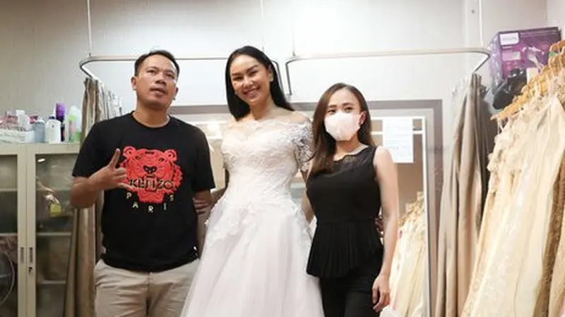 7 Momen Kebersamaan Vicky Prasetyo dan Kalina Ocktaranny Fiting Baju Pengantin