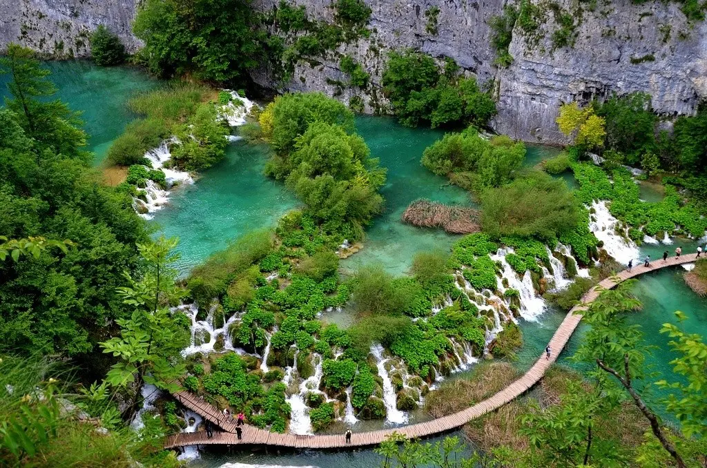 Taman Nasional Plitvice Lakes, Kroasia. (Sumber Foto: landlopers.com)