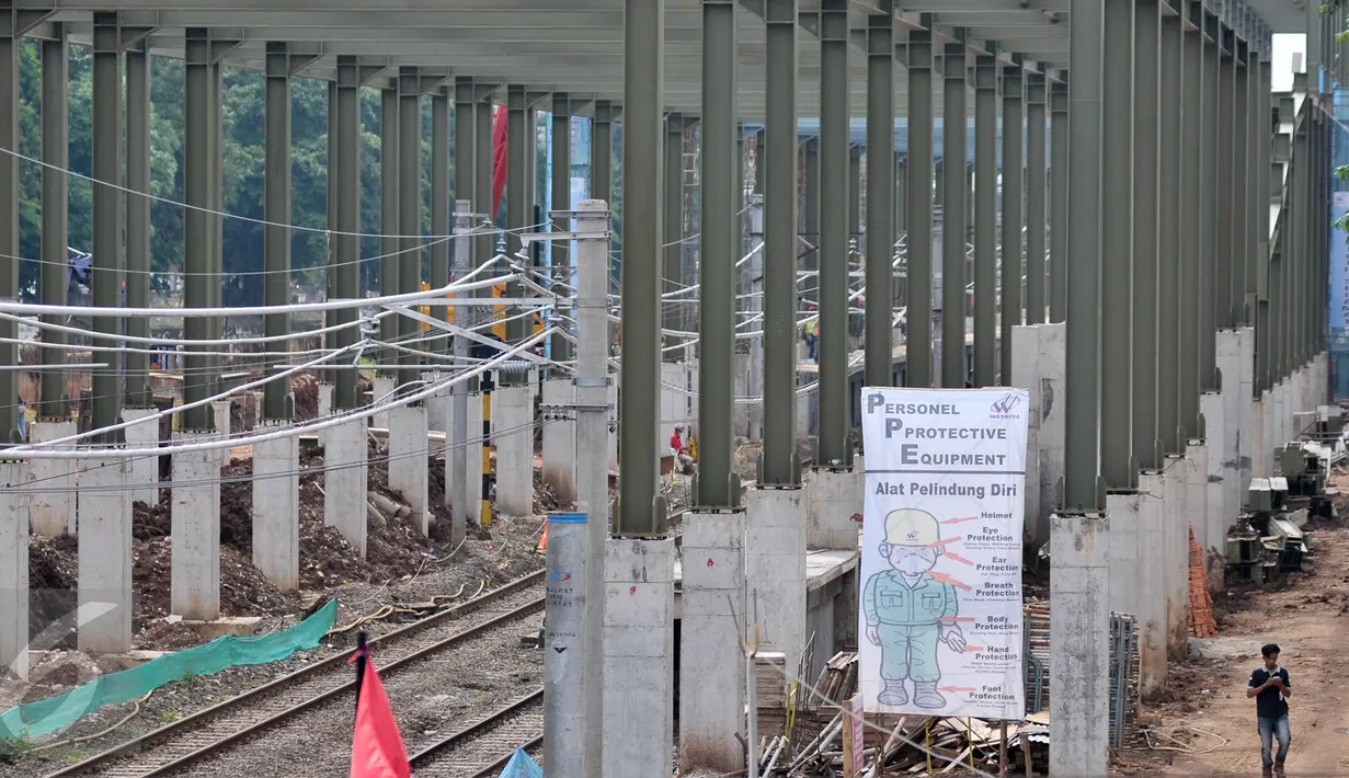 Rangkain tiang yang sedang dibangun untuk proyek pembangunan Kereta Api Bandara Soekarno-Hatta di Kawasan Dukuh Atas, Jakarta, Selasa (28/2). (Liputan6.com/Yoppy Renato)