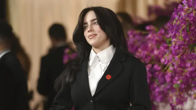 Billie Eilish dalam Piala Oscar 2024. (Richard Shotwell/Invision/AP)
