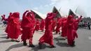 Aktivis yang terbagung dalam kelompok Red Rebels berunjuk rasa dalam demonstrasi protes iklim di Sydney (15/12/2019). Pengunjuk rasa melakukan aksi di depan landmark Gedung Opera Sydney menuntut pemerintah Australia menanggulangi asap yang menyebabkan masalah kesehatan. (AFP/Wendell Teodoro)