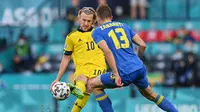 Aksi Emile Forsberg untuk Swedia saat menghadapi Ukraina di 16 besar Euro 2020 (AFP)