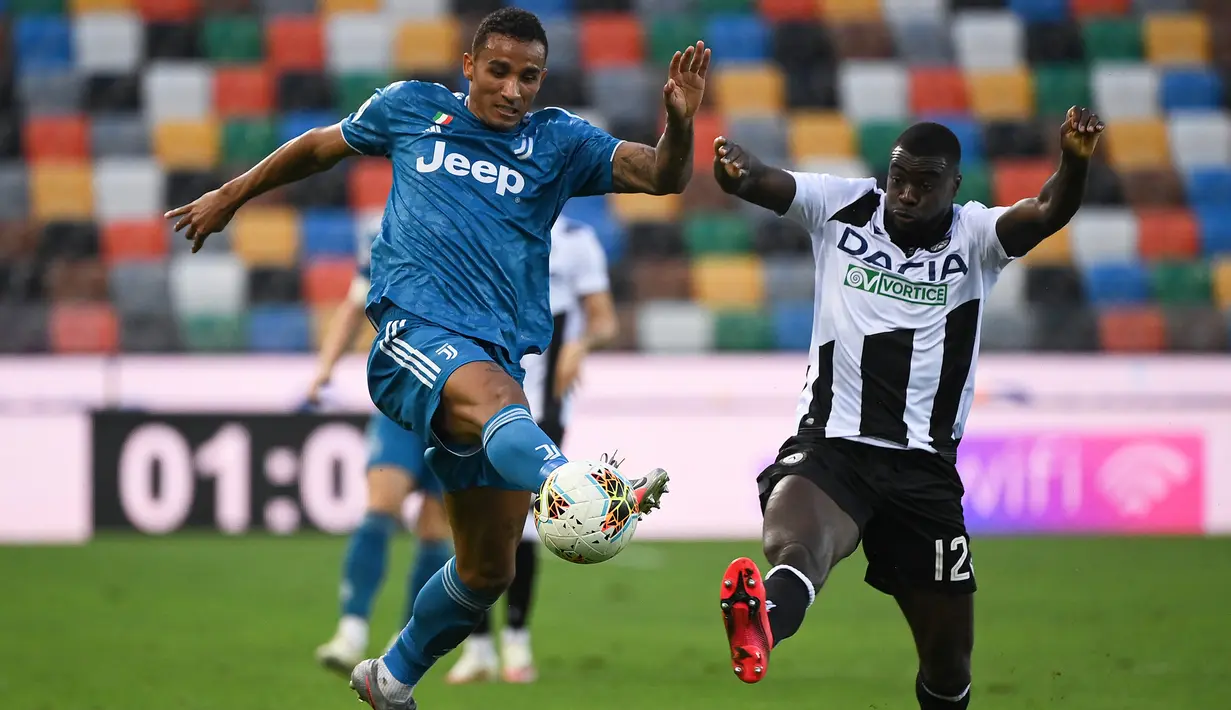 Bek Juventus, Danilo, berebut bola dengan gelandang Udinese, Ken Sema, pada laga lanjutan Serie A di Dacia Arena, Jumat (24/7/2020) dini hari WIB. Juventus kalah 1-2 atas Udinese. (AFP/Marco Bertorello)