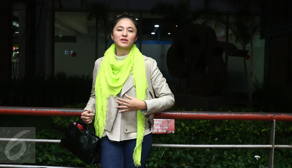 Marshanda bersiap untuk berpose usai memberi keterangan pers di Terminal 2 Bandara Soekarno Hatta, Tangerang, Senin (23/1). Marshanda menjelaskan kondisi ayahnya yang saat ini berada di Pesantren Bahrul Maghfiroh, Malang. (Liputan6.com/Herman Zakharia)