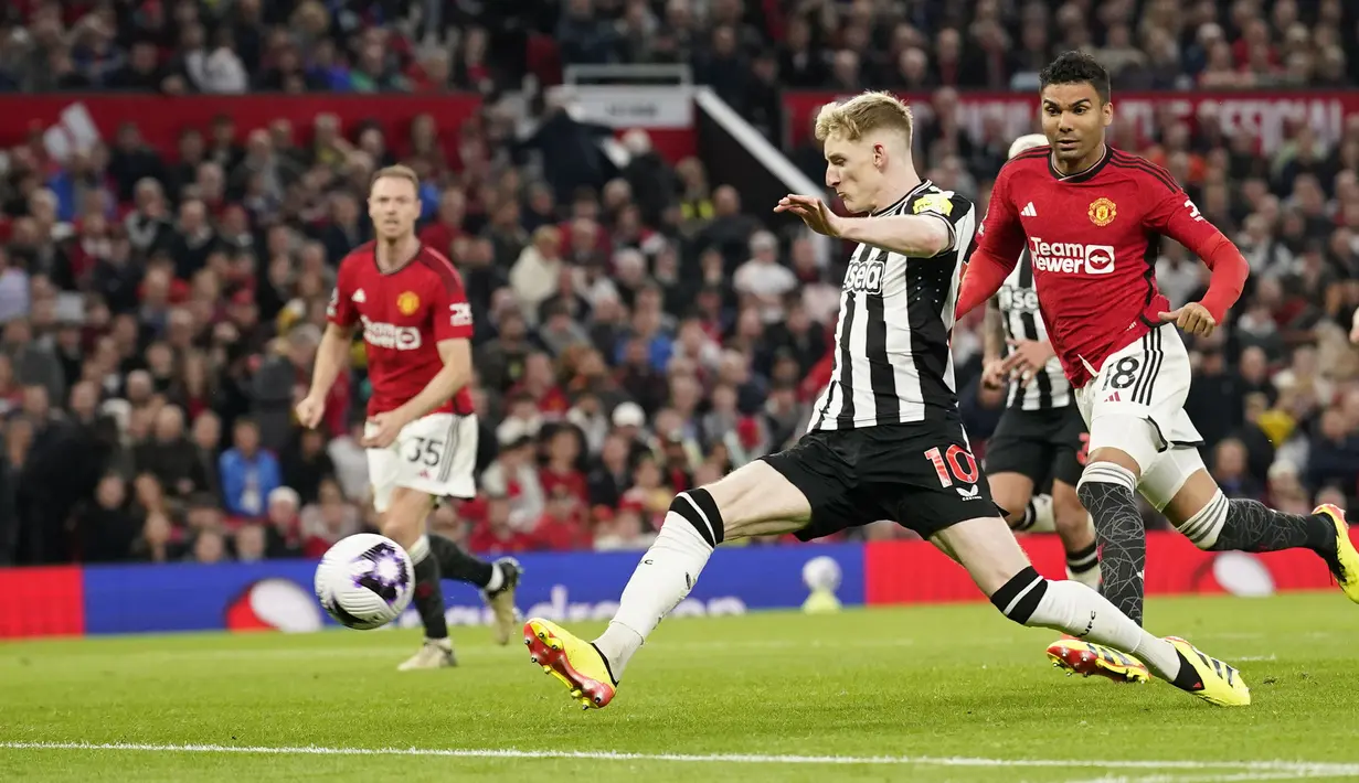 Gelandang Newcastle United, Anthony Gordon mencetak gol penyeimbang 1-1 ke gawang Manchester United pada laga tunda pekan ke-34 Liga Inggris 2023/2024 di Old Trafford Stadium, Manchester, Rabu (15/5/2024). (AP Photo/Dave Thompson)