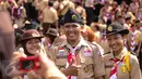 Delegasi gerakan Pramuka Indonesia berselfie ria di Halaman Istana Merdeka, Jakarta, Jumat (24/7/2015). Ketua Kwarnas Gerakan Pramuka, Adhyaksa Dault ikut melepas 462 kontingen Pramuka Indonesia ke jepang. (Liputan6.com/Faizal Fanani)
