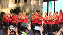 Sejumlah pemain Timnas Indonesia memakai blangkon khas Jawa Timur saat menyapa masyarakat Surabaya dan sekitarnya dalam acara gala dinner dan meet & greet yang berlangsung di Balai Kota Surabaya, Minggu (11/6/2023). (Bola.com/Wahyu Pratama)