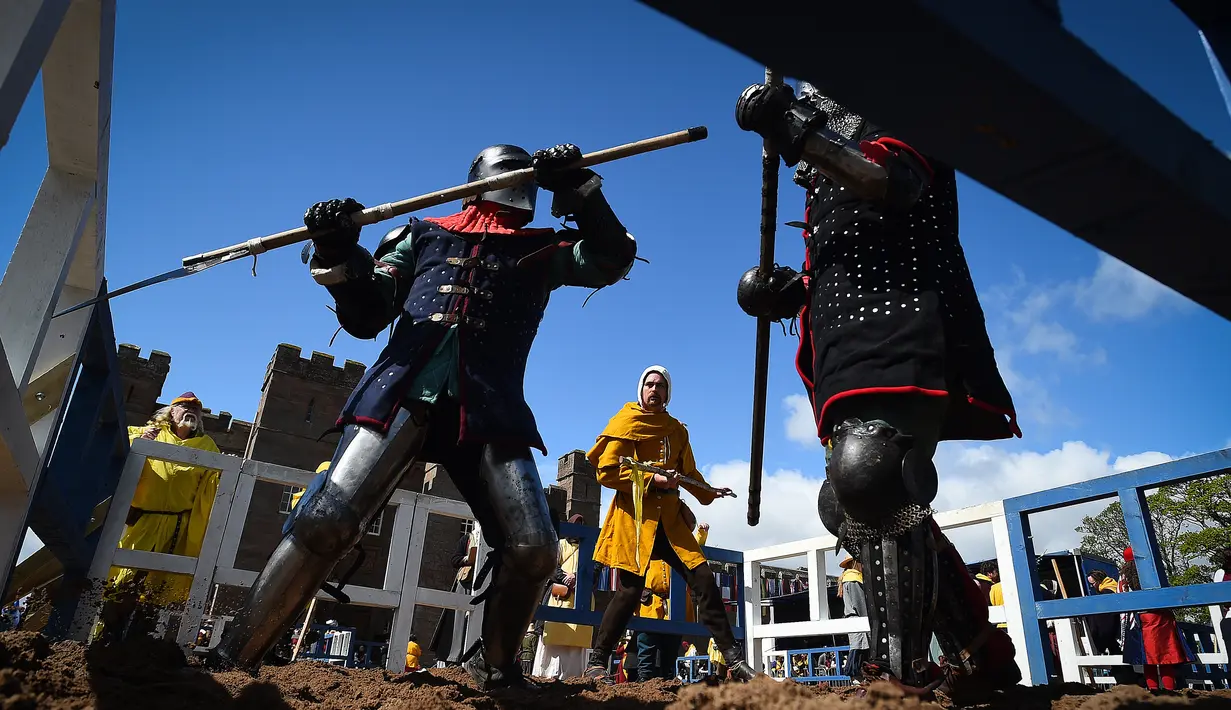 Peserta bertarung di dalam arena kategori polearm saat mengikuti kompetisi International Medieval Combat Federation World Championships (IMCF) di Scone Palace, Perthshire, Skotlandia (10/5). (AFP/Andy Buchanan)