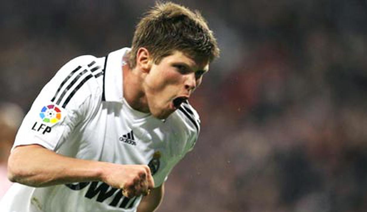 Real Madrid's Klaas Jan Huntelaar celebrates his goal against Atletico Madrid during their La Liga match at Santiago Bernabeu in Madrid on March 7, 2009. AFP PHOTO/PIERRE-PHILIPPE MARCOU