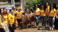  Para perempuan dari Partai Gerindra menggelar kurban satu sapi dan satu kambing bersama warga RT 001 RW 004, Tanjung Barat, Jakarta Selatan.