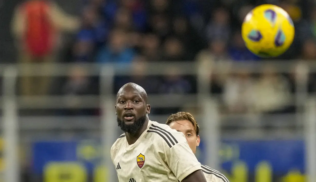 Pemain AS Roma, Romelu Lukaku (kiri) berusaha mengontrol bola saat pertandingan pekan ke-10 Liga Italia 2023/2024 melawan Inter Milan yang berlangsung di San Siro Stadium, Milan, Minggu (29/10/2023). (AP Photo/Antonio Calanni)