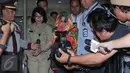 Pengusaha Rinelda Bandoso (tengah) meninggalkan gedung KPK usai menjalani pemeriksaan, Jakarta, Kamis (22/10) dini hari. Rinelda resmi ditahan terkait dugaan suap proyek pengembangan pembangkit listrik mikrohidro Papua. (Liputan6.com/Angga Yuniar)