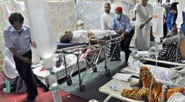 Petugas Posko Kesehatan Mina, mengevakuasi jamaah haji Indonesia ke rumah sakit rujukan di Kota Mekkah, Kamis (18/11). Hingga saat ini sebanyak 142 orang jemaah haji meninggal dunia. (Antara)
