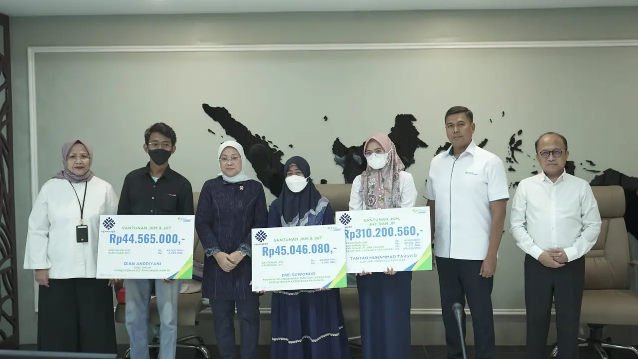 Menteri Ida Fauziyah Serahkan Santunan BPJS Ketenagakerjaan Senilai Rp400 Juta Bagi Pekerja di Kemnaker
