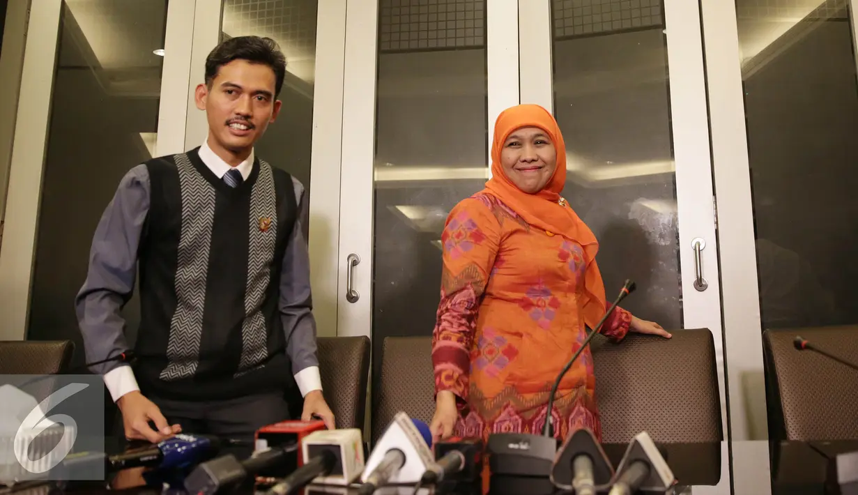 Ketua Komisi Perlindungan Anak Indonesia Asrorun Niam dan Menteri Sosial Khofifah Indar Parawansa usai memberi keterangan mengenai 99 anak laki-laki yang dijual AR (41) ke komunitas gay di Jakarta, Rabu (31/8). (Liputan6.com/Johan Tallo)