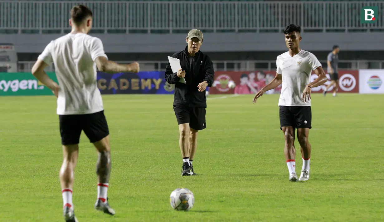 Pelatih Timnas Indonesia, Shin Tae-yong, memberikan arahan kepada anak asuhnya saat sesi latihan jelang laga melawan Curacao di Stadion Pakansari, Bogor, Senin (26/9/2022). (Bola.com/M Iqbal Ichsan)