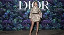 Cara Delevingne tanmpil dengan multi warna mini coat dengan aksen print khas Dior. (Foto: Dior/ Dok.)