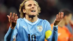 Eskpresi striker Uruguay Diego Forlan setelah gagal memanfaatkan peluang di laga semifinal PD 2010 melawan Belanda di Green Point Stadium, Cape Town, 6 Juli 2010. AFP PHOTO / FRANCK FIFE
