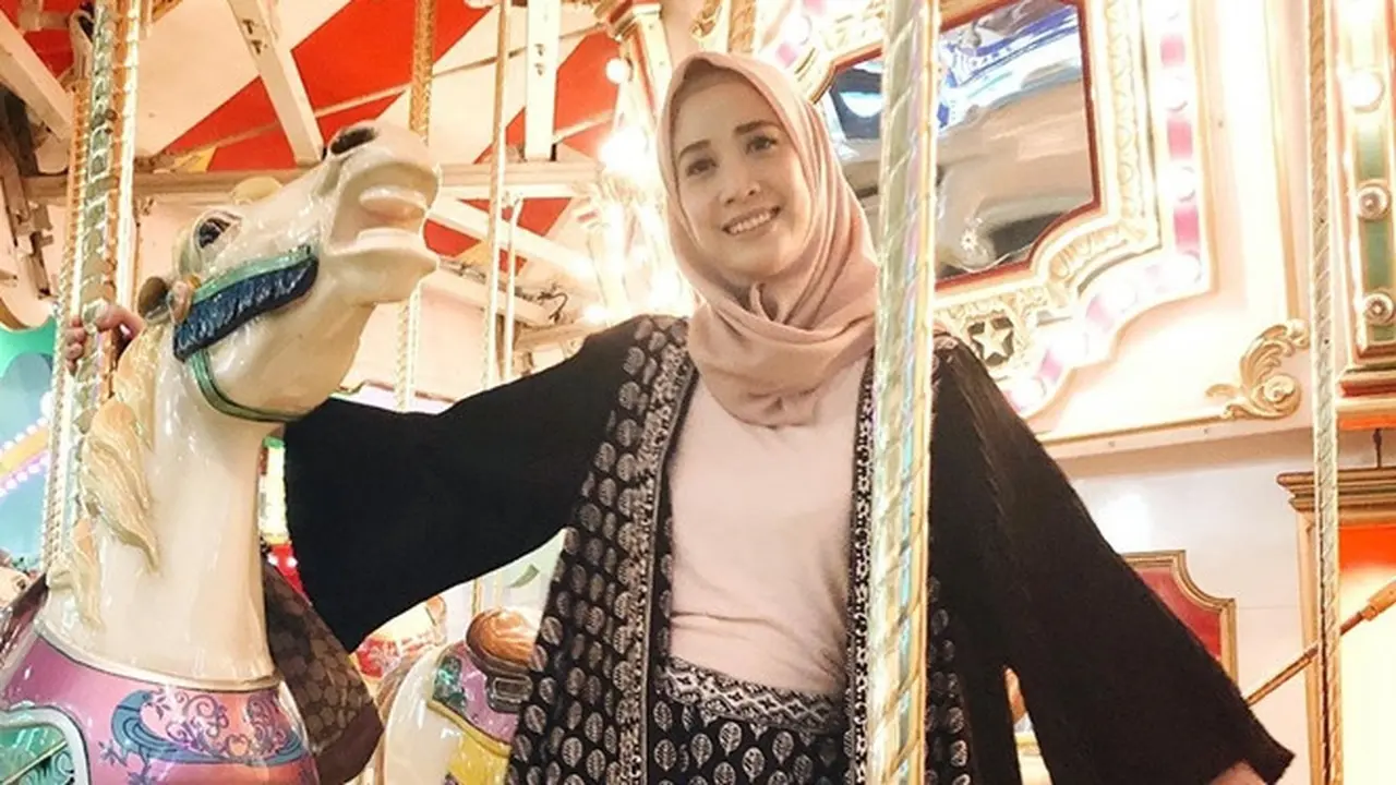 7 Potret Fanny Fabriana Dalam Balutan Hijab, Makin Cantik