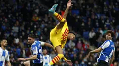 Penyerang Barcelona Pierre-Emerick Aubameyang jatuh dalam duel dengan pemain Espanyol Sergi Gomez dan Leandro Cabrera pada jornada ke-24 Liga Spanyol 2021/22 di RCDE Stadium, Senin dini hari WIB (14/2/2022). Espanyol dan Barcelona bermain imbang 2-2. (AP Photo/Joan Monfort)