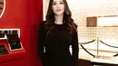 Aaliyah Massaid kenakan long sleeve dress hitam dengan detail hardware silver dari Asky Febrianti. Ibu satu anak itu lengkapi busananya dengan clutch dari Bottega Veneta [@aaliyah.massaid]