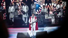 Penampilan Rhoma Irama bersama Soneta dalam malam puncak Puteri Muslimah Asia 2018 di Jakarta, Senin (7/5). Rhoma Irama membawakan lagu berjudul ‘Modern’ dan ‘Kerudung Putih'. (Liputan6.com/Faizal Fanani)