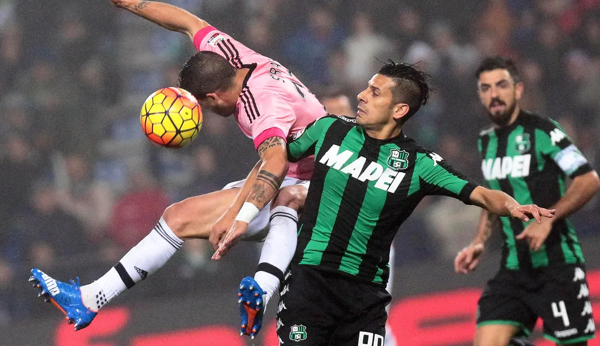Pemain Juventus, Stefano Sturaro duel udara dengan pemain Sassuolo, Sergio Floccari pada laga Serie A di Stadion Mapei, Italia, Rabu (28/10/2015). (EPA/Serena Campanini)