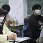 Para siswa Korea Selatan menunggu dimulainya Tes Masuk Perguruan Tinggi di ruang ujian di sebuah sekolah menengah di Seoul (foto: dok AP).