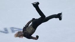 Malinin mencuri perhatian dunia setelah melakukan backflip di atas es, yang merupakan aksi langka karena gerakan itu sempat dilarang di kompetisi internasional selama puluhan tahun. Aksi ini mendapat sambutan besar dari penonton dan media internasional. (AP Photo/Natacha Pisarenko)