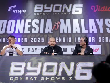 President Byon Combat, Yoshua Marcellos, bersama petarung Indonesia, Ronal Siahaan, dan petarung Malaysia, Putra Abdullah memberikan keterangan saat jumpa pers Byon Combat Showbiz Vol. 6 di SCTV Tower, Senayan, Jakarta, Kamis, (23/10/2025). (Bola.com/Bagaskara Lazuardi)
