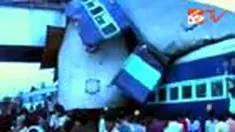 Tabrakan kereta dini hari tadi di India menyebabkan dua gerbong kereta rusak berat dan korban tewas tercatat 49 orang. 