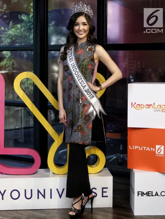 Puteri Indonesia 2018 Sonia Fergina Citra berpose seusai mengisi acara #KLYLOUNGE bertema Hari Batik Nasional di kantor KLY, Jakarta, Selasa (2/10). Sonia Fergina tampil cantik mengenakan batik di acara tersebut. (Liputan6.com/Herman Zakharia)