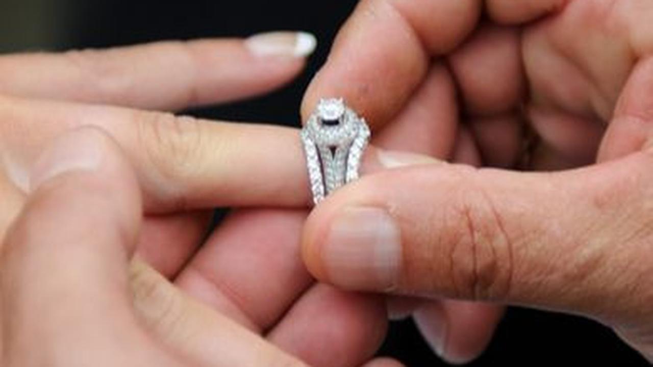 Pantun Pengantin Lucu Bermakna<br>