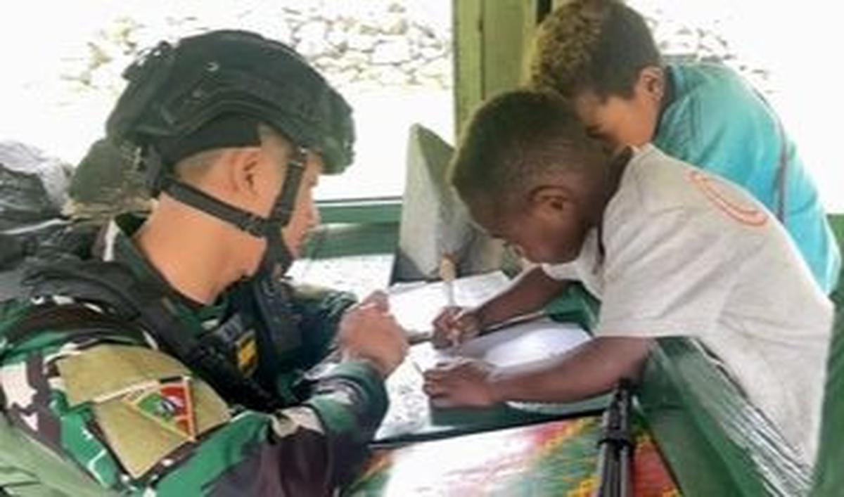 "Ade melison menangis di tinggal Om TNI pulang," tulis keterangan unggahan.