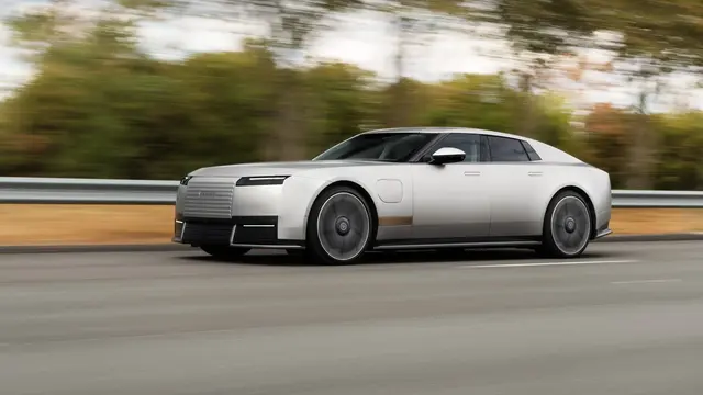 Jaguar Type 01 Melaju Dinamis di Jalan Raya