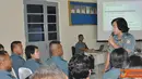 Citizen6, Surabaya: Kadiskesal) Laksma TNI dr. Jeanne PMR Winaktu memberikan pembekalan kepada siswa Diktukpa TNI AL Aula Pusdikes Kesatrian Bumimoro, Kobangdikal, Senin, (10/9). (Pengirim: Penkobangdikal).