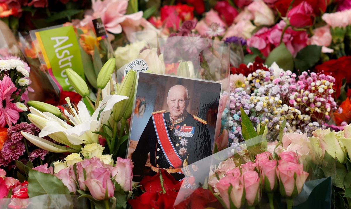 Warga Norwegia Beri Penghormatan Terakhir untuk Raja Harald V