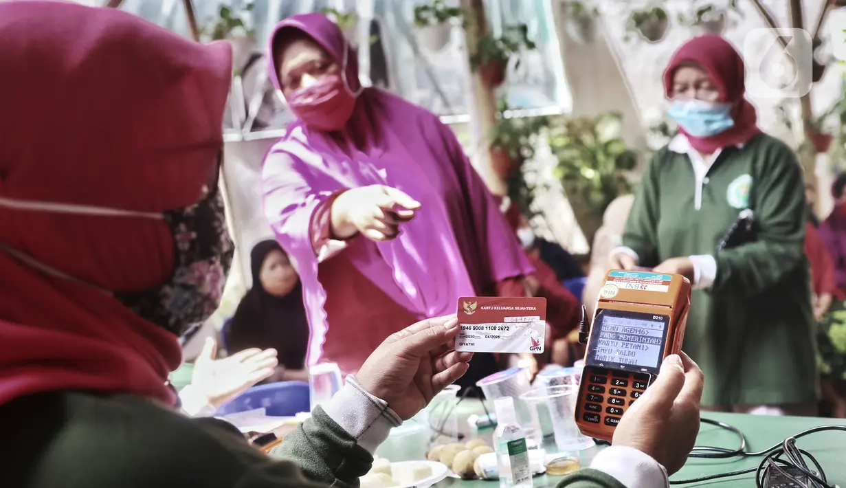 Petugas mengecek Kartu Warga Sejahtera saat pembagian sembako BPNT di RW 01 Kelurahan Gaga,Larangan, Kota Tangerang, Banten, Rabu (24/2/2021). Bantuan tersebut senilai Rp 200.000 yang dibelanjakan 12 kg beras, 1 kg telur, tempe, sayuran dan buah. (Liputan6.com/Angga Yuniar)