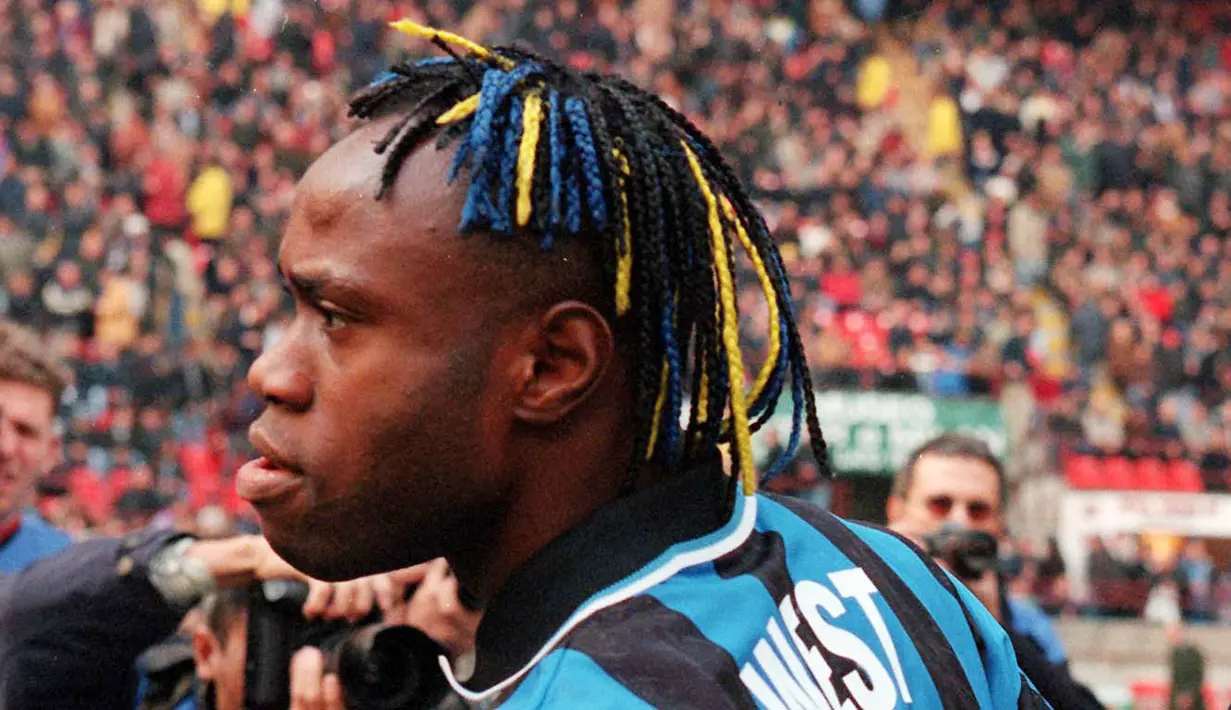 Taribo West - Mantan pemain Serie A ini merupakan pemain yang cukup nyentrik dalam urusan gaya rambut. West kerap mewarnai rambut gimbalnya dengan warna hijau khas Nigeria atau Biru Hitam khas Inter Milan. (AP/Carlo Fumagalli)