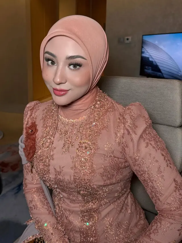 Pesona Duo Bestie Kesha Ratuliu & Margin Wieheerm, Anggun Jadi Pengiring di Akad Syifa Hadju
