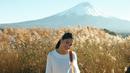 Abadikan momen indah dengan latar belakangan Gunung Fuji yang diselimuti salju, foto tersebut terlihat sangat keren. Di Jepang, Gunung Fuji sendiri menjadi salah satu gunung ikonik yang wajib menjadi salah satu destinasi wisata pilihan. (Liputan6.com/IG/@yorikooangln_)