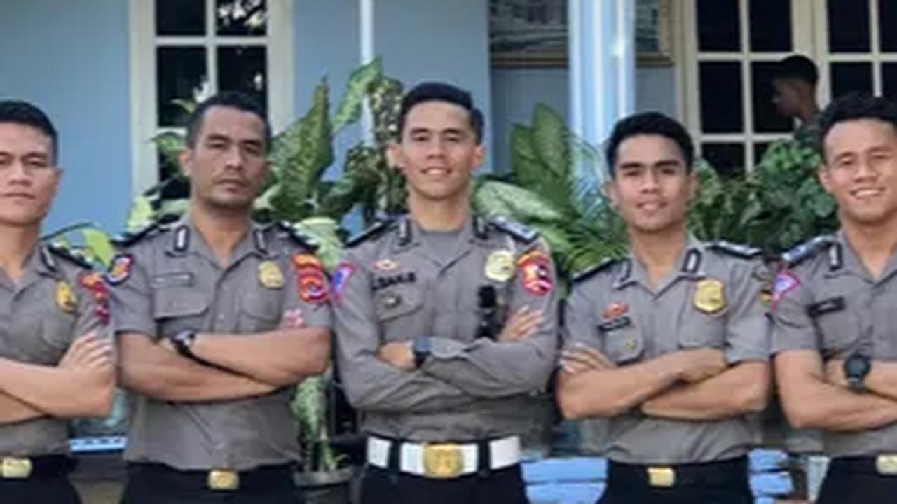 Tidak tanggung-tanggung, lima anak laki-lakinya berhasil menjadi abdi negara yakni anggota Kepolisian Republik Indonesia.
