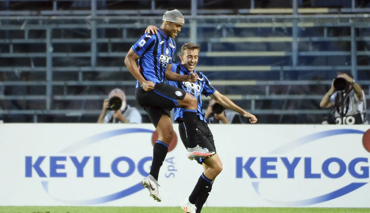 Pemain Atalanta Luis Muriel (kiri) melakukan selebrasi usai mencetak gol ke gawang Bologna pada pertandingan Liga Italia Serie A di Stadion Gewiss, Bergamo, Italia, Selasa (21/7/2020). Atalanta menang 1-0 dan kembali menempati posisi dua klasemen. (Giuseppe Zanardelli/LaPresse via AP)