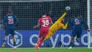Alisson Becker, kiper Liverpool, baru saja mencatatkan momen bersejarah dalam kariernya saat menghadapi Paris Saint-Germain (PSG) pada leg pertama babak 16 besar Liga Champions. (AP Photo/Aurelien Morissard)